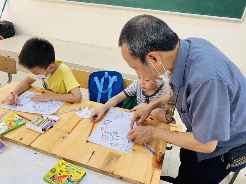 Họa sĩ Nguyễn Anh Tuấn dạy vẽ miễn phí cho học sinh.