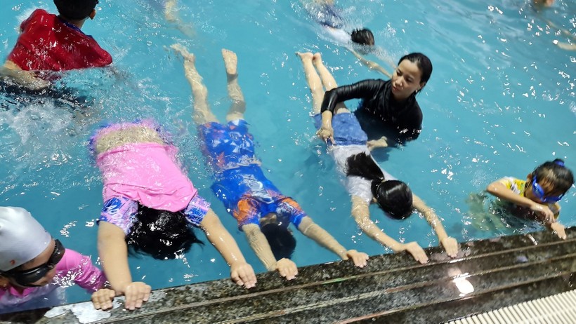 Lớp dạy bơi tại trường Tiểu học Lê Lợi (thành phố Bắc Giang).