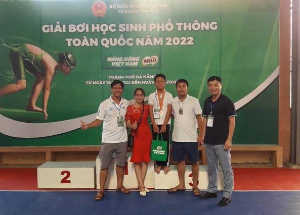 Thầy cô chúc mừng Vũ Đình Huy Hoàng  - Trường Tiểu học Vô Tranh số 1 giàng Huy chương giải bơi.