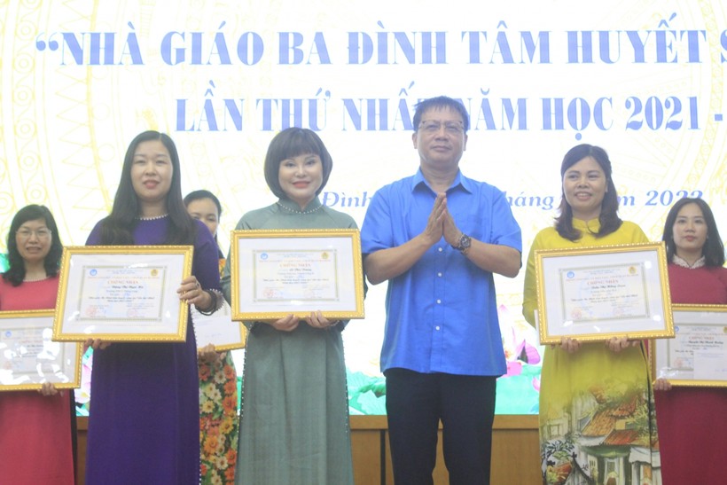 Ban tổ chức trao ba giải Nhất gồm: Trần Thị Hồng Loan - GV trường Mẫu giáo số 5, Lê Thu Trang - GV trường TH Thành Công B và Đặng Thị Ngọc Hà - GV trường THCS Thăng Long.