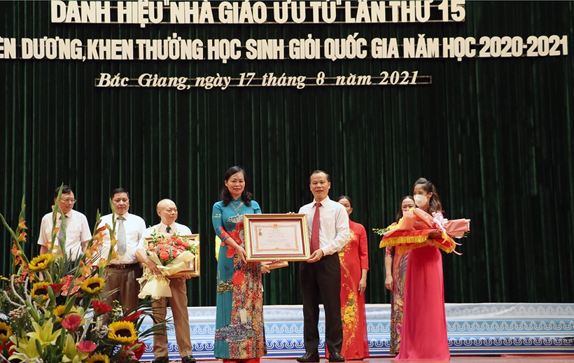 Ông Mai Sơn - Phó Chủ tịch UBND tỉnh Bắc Giang thừa ủy quyền Chủ tịch nước trao tặng Danh hiệu "Nhà giáo ưu tú" cho nhà giáo Trần Thúy Hoàn.
