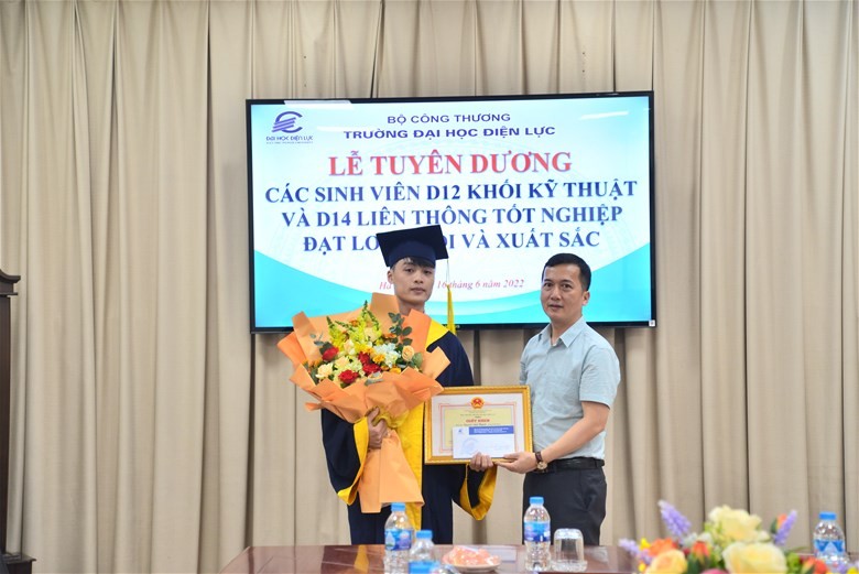 TS. Trương Nam Hưng trao giấy khen và tặng hoa cho sinh viên xuất sắc toàn khóa, Thủ khoa Trường Đại học Điện lực Khối Kỹ thuật.