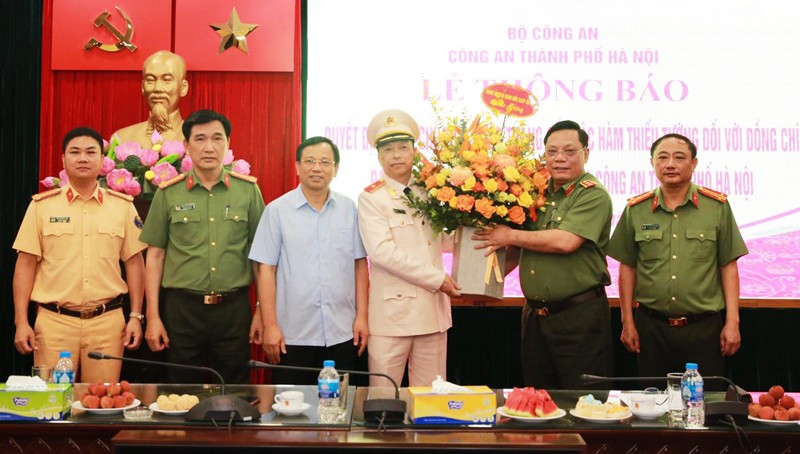 Trung tướng Nguyễn Hải Trung - Giám đốc Công an thành phố Hà Nội chúc mừng Thiếu tướng Nguyễn Hồng Ky.