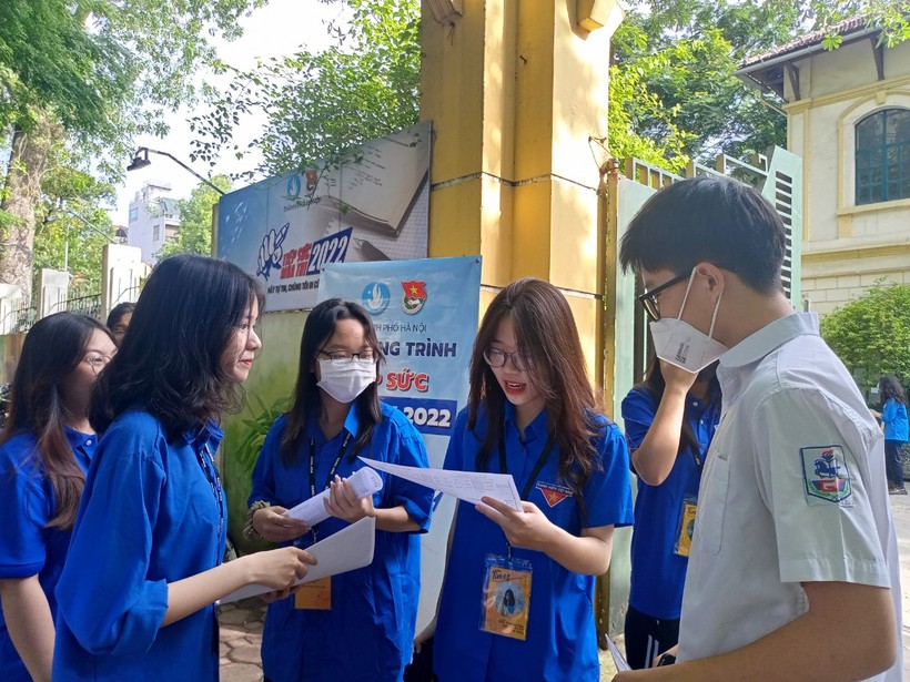 Thanh niên tình nguyện hướng dẫn thí sinh tại điểm thi trường THPT Phan Đình Phùng (quận Ba Đình).
