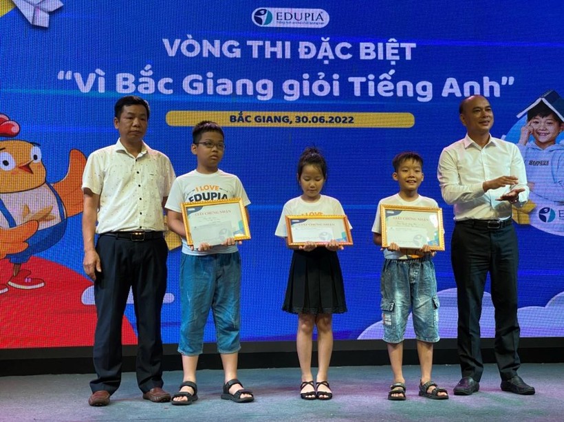Ban tổ chức trao giải Nhì cuộc thi.