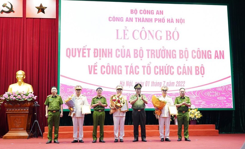 Trao quyết định bổ nhiệm cho 3 phó Giám đốc Công an TP Hà Nội.