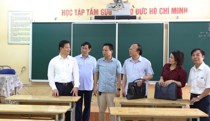 Các đồng chí lãnh đạo tỉnh Bắc Ninh kiểm tra khu vực phòng thi.