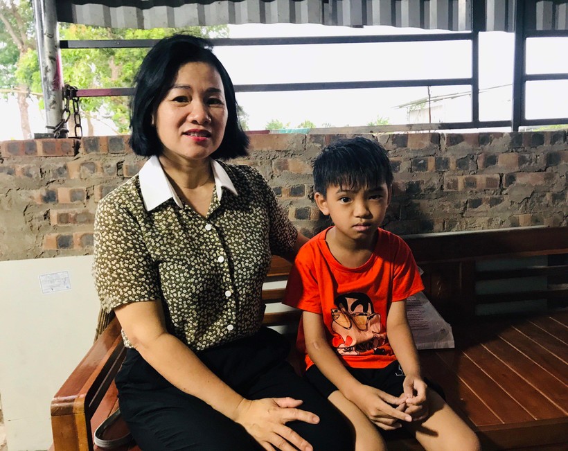 Cô Vương Tuyết Băng cùng cậu học trò nhỏ Nguyễn Hoàng Ân trong lần tới thăm nhà của gia đình em ở phường Tây Tựu.