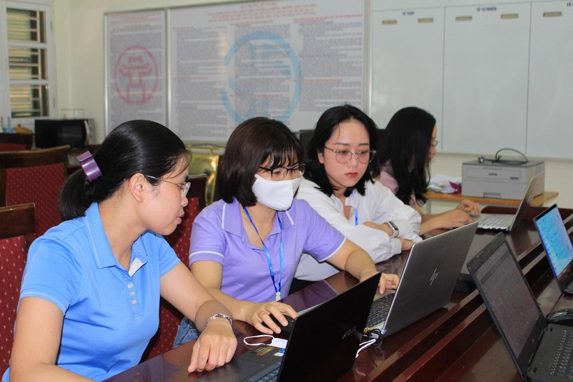 Thầy cô trường THPT Yên Hòa sẵn sàng hỗ trợ phụ huynh học sinh nhập học thuận lợi.