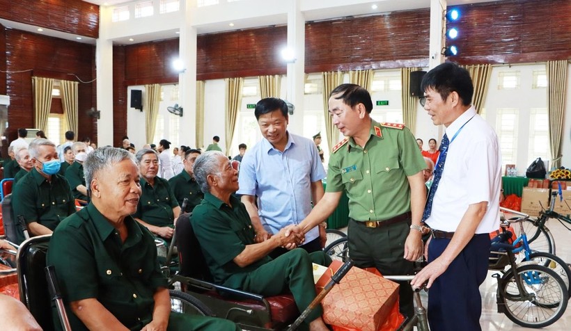 Thứ trưởng Bộ Công an Trần Quốc Tỏ và Phó Chủ tịch UBND tỉnh Đào Quang Khải (thứ 3 từ phải qua) ân cần thăm hỏi, động viên các thương, bệnh binh.