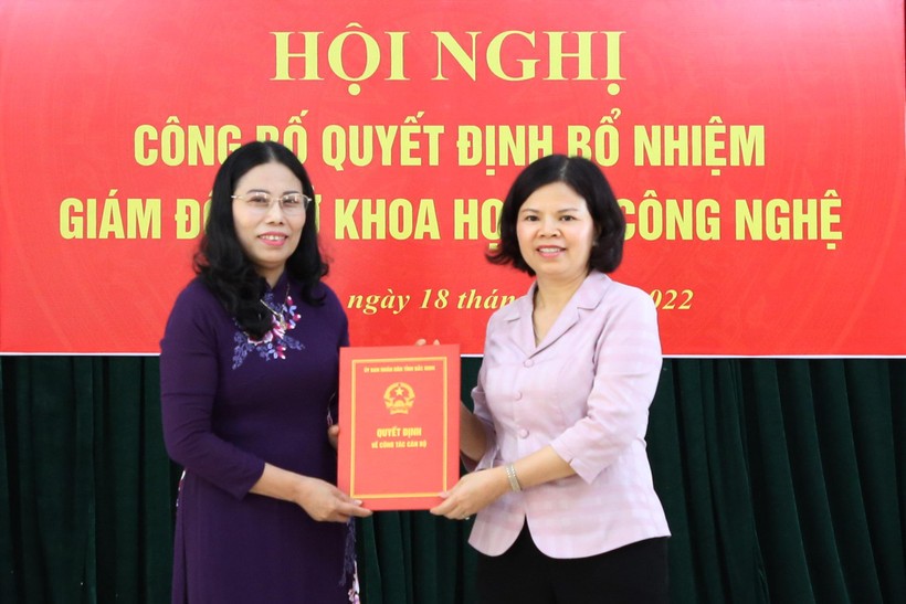 Chủ tịch UBND tỉnh Bắc Ninh - Nguyễn Hương Giang trao Quyết định cho bà Nguyễn Thị Dung.