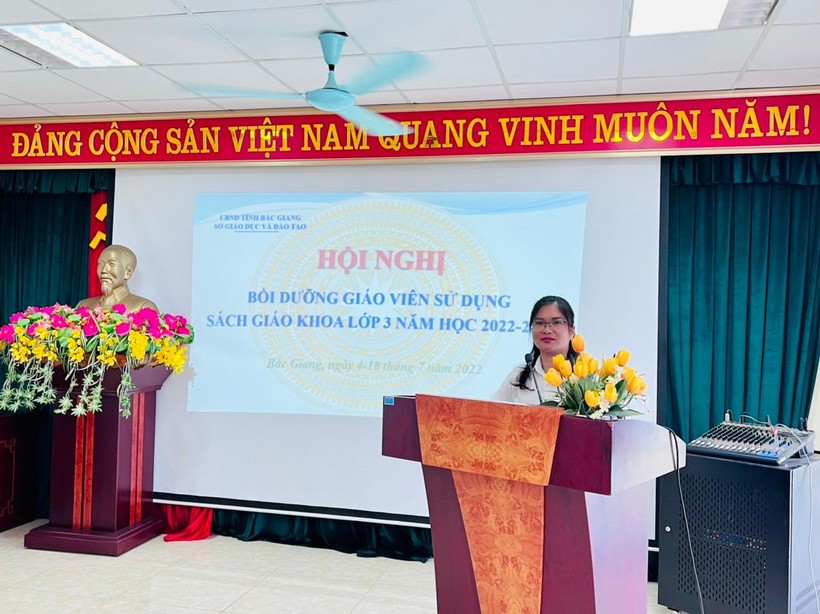 Bà Đào Thị Hường - Phó Giám đốc Sở GD&ĐT Bắc Giang phát biểu khai mạc hội nghị bồi dưỡng.