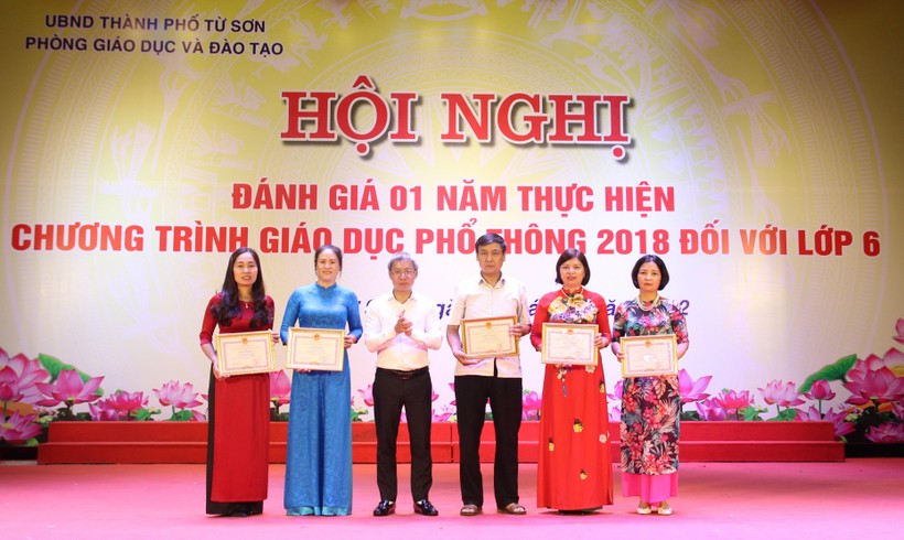 Trưởng phòng GD&ĐT thành phố Từ Sơn Nguyễn Văn Dũng biểu dương giáo viên cốt cán thực hiện Chương trình GDPT 2018.