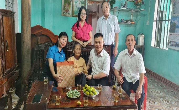Đồng chí Bạch Đăng Khoa – Phó Giám đốc Sở GD&ĐT và Chủ tịch Công đoàn Giáo dục tỉnh tặng quà Mẹ Nguyễn Thị Hàng.
