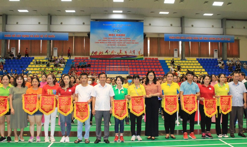 Ban tổ chức tặng cờ lưu niệm và động viên các vận động viên tại Hội khỏe.