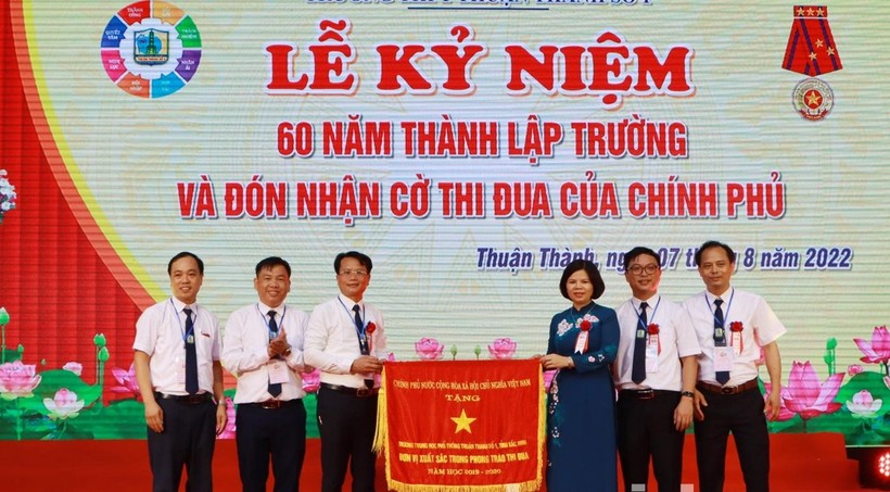 Chủ tịch UBND tỉnh Bắc Ninh - Nguyễn Hương Giang trao Cờ Thi đua của Chính phủ cho Trường THPT Thuận Thành số 1.