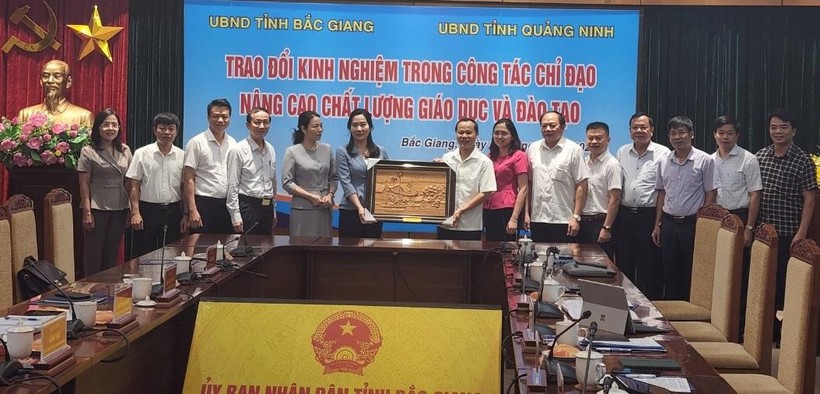 Ông Mai Sơn - Phó Chủ tịch Thường trực UBND tỉnh Bắc Giang trao quà lưu niệm cho đoàn công tác của tỉnh Quảng Ninh.