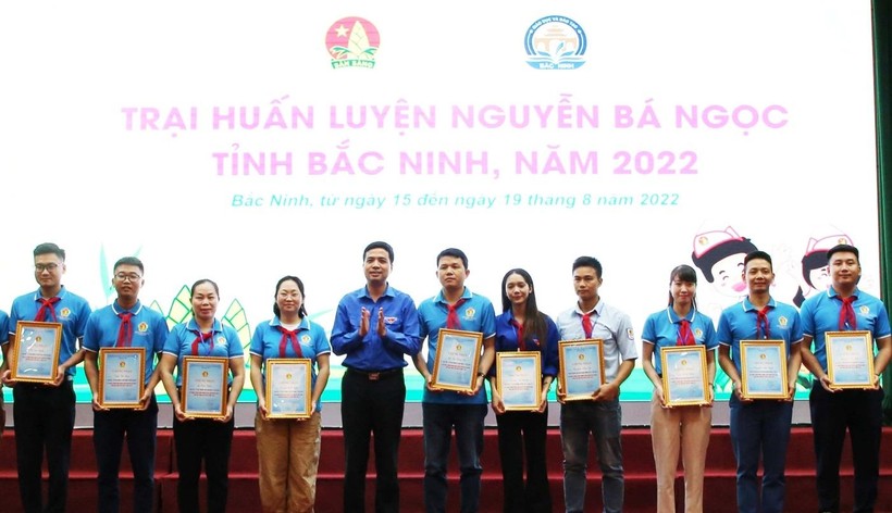 Bí thư Tỉnh Đoàn Bắc Ninh - Nguyễn Đức Sâm trao chứng nhận cho các trại sinh.