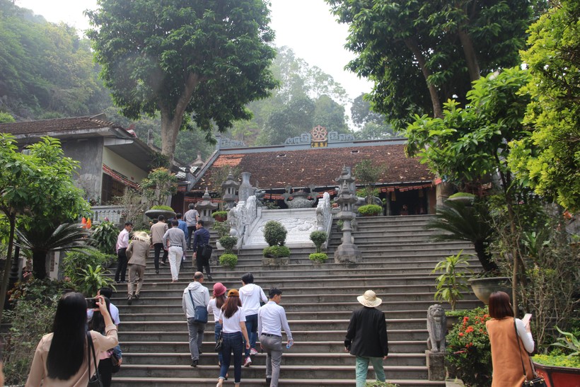 Khách du lịch thăm quan tại chùa Hương.