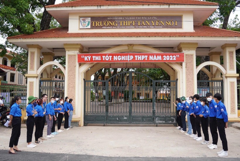 Trường THPT Tân Yên số 1 công bố và trao quyết định bổ nhiệm tân Phó hiệu trưởng nhà trường vào dịp khai giảng 5/9.