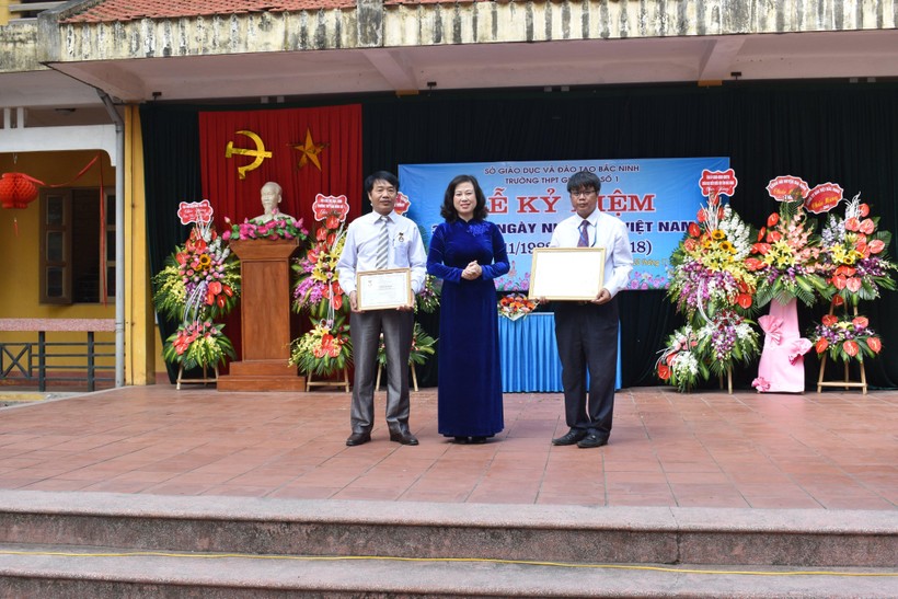 Nguyên Bí thư tỉnh ủy Bắc Ninh - Đào Hồng Lan trao khen thưởng cho nhà trường.