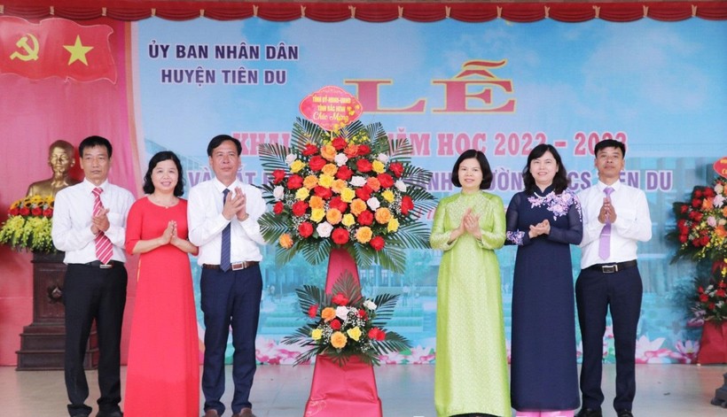 Chủ tịch UBND tỉnh Bắc Ninh - Nguyễn Hương Giang (thứ 3 từ phải qua) tặng hoa chúc mừng Trường THCS Tiên Du.