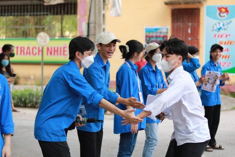 Thanh niên tình nguyện tại Điểm thi trường THPT Lục Nam tiếp sức, động viên thí sinh dự thi.