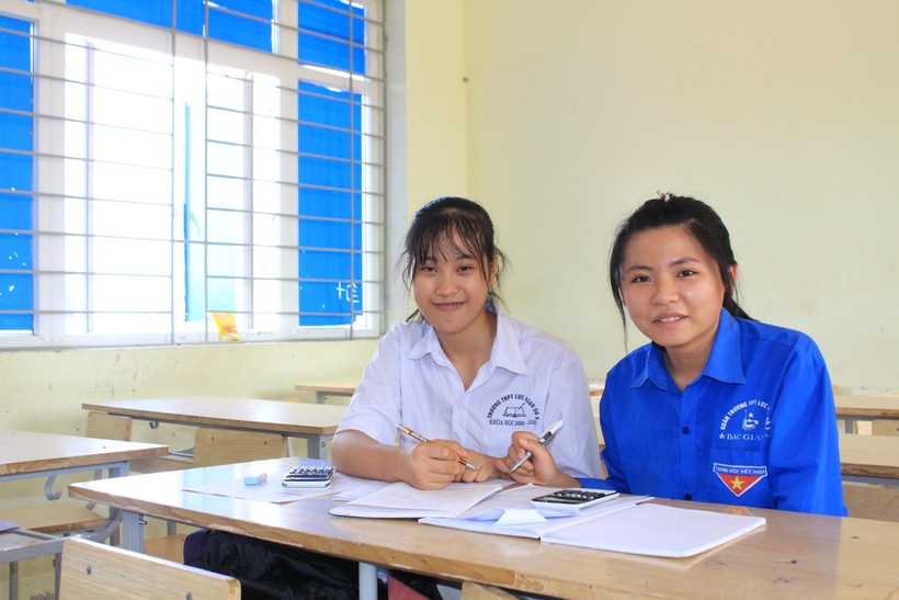 Đôi bạn thân Hằng (áo trắng) và Hạnh trao đổi bài vở trước ngày thi tốt nghiệp THPT 2022.