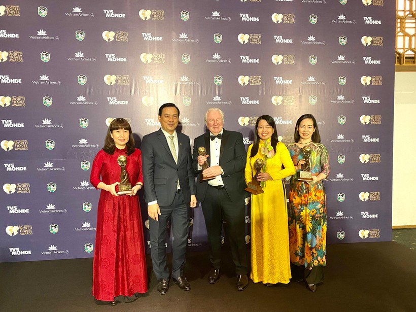 Giám đốc Sở Du lịch Hà Nội Đặng Hương Giang nhận giải thưởng Hà Nội là Điểm đến du lịch thành phố hàng đầu châu Á năm 2022 - Asia’s Leading City Break Destination 2022 do World Travel Awards 2022 trao tặng. 