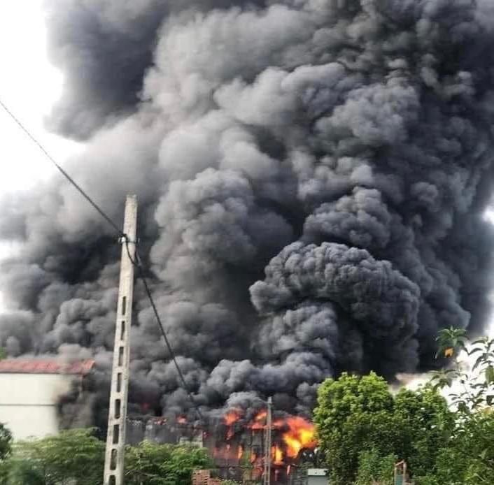 Hiện trường vụ cháy nhà xưởng tại huyện Thanh Oai.