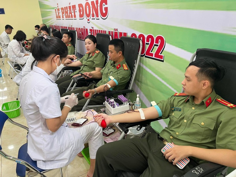 Công an TP Hà Nội tham gia hiến máu. 