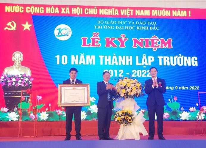​​​​​Ông Vương Quốc Tuấn - Phó Chủ tịch Thường trực UBND tỉnh Bắc Ninh trao tặng bằng khen cho Trường Đại học Kinh Bắc.