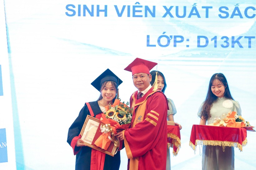 PGS. TS. Đinh Văn Châu, Phó Bí thư Đảng ủy, Quyền Hiệu trưởng trường Đại học Điện lực trao bằng tốt nghiệp cho tân cử nhân.