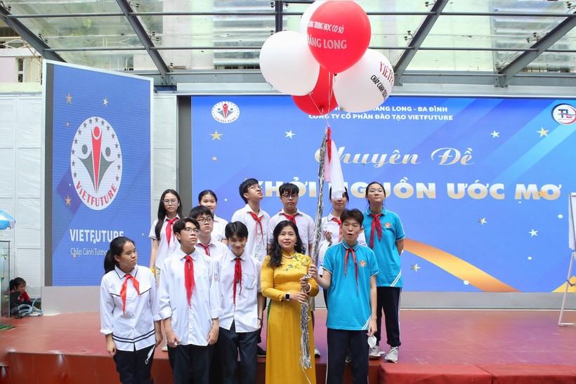 Cô Nguyễn Thanh Hà – Hiệu trưởng trường THCS Thăng Long nói chuyện với học sinh Nhà trường về khởi nguồn ước mơ.