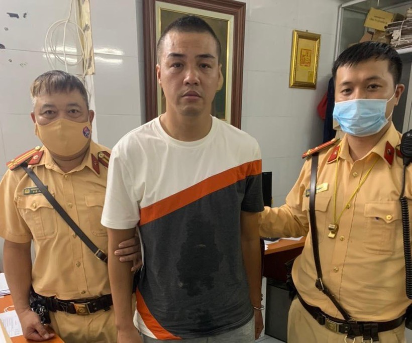Nguyễn Thanh Tùng bị cảnh sát bắt giữ.