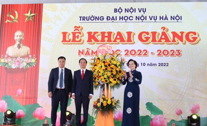 Ủy viên Trung ương Đảng, Bộ trưởng Bộ Nội vụ - Phạm Thị Thanh Trà dự và chúc mừng thầy trò Nhà trường.