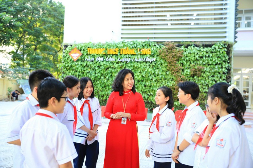 Nhà giáo Nguyễn Thanh Hà - Hiệu trưởng Trường THCS Thăng Long luôn quan tâm, thân thiện với học sinh nhà trường. 