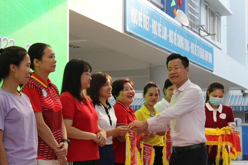 Ông Lê Đức Thuận - Trưởng phòng GD&ĐT quận Ba Đình trao cờ lưu niệm và động viên các đơn vị tham dự giải.