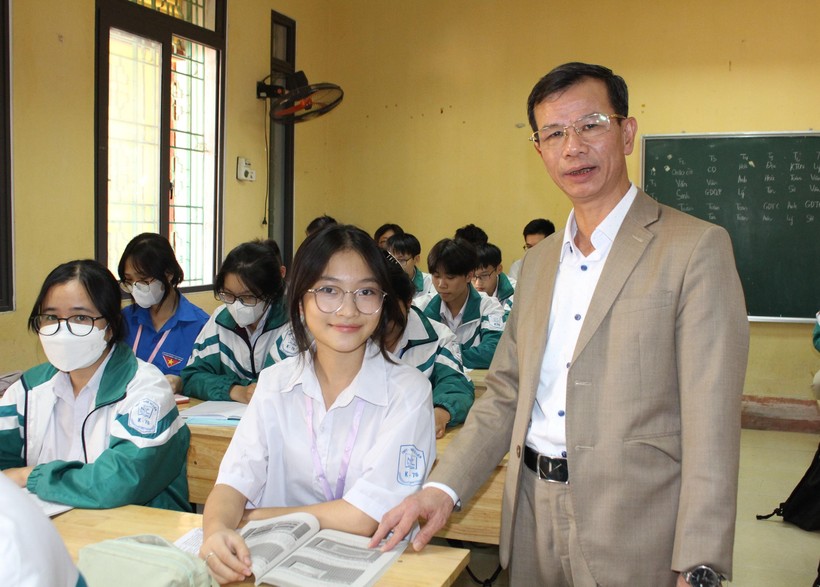 Thầy Lưu Văn Xuân trong giờ lên lớp.
