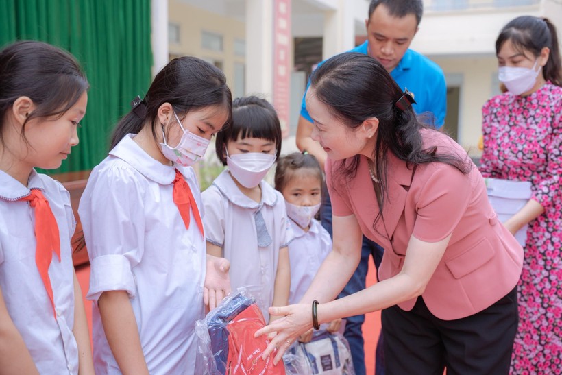 Ngành Giáo dục Việt Yên khen thưởng học sinh có thành tích cao trong học tập.