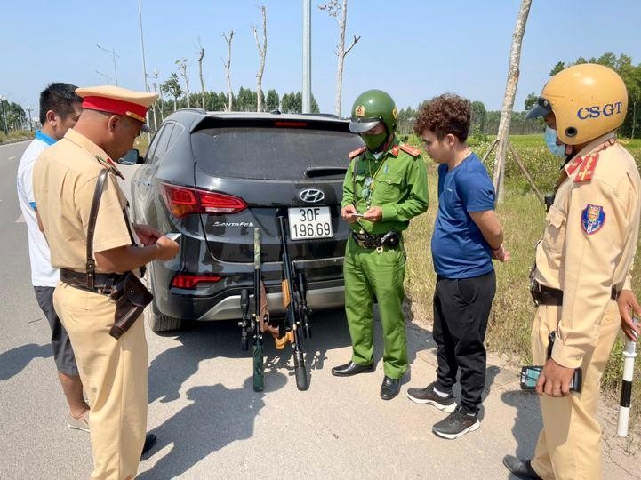 Lực lượng CSGT phát hiện lái xe mang theo súng.