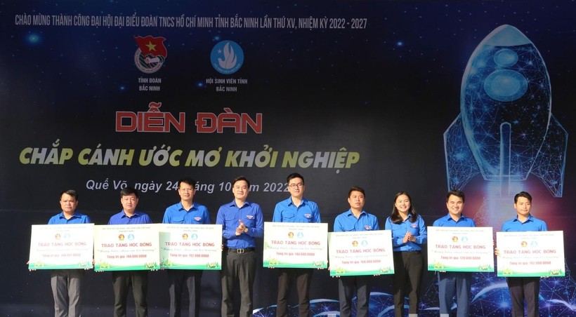 Phó Bí thư Tỉnh Đoàn Trần Văn Đăng trao tặng 50 suất học bổng cho đại diện các huyện, thành phố.