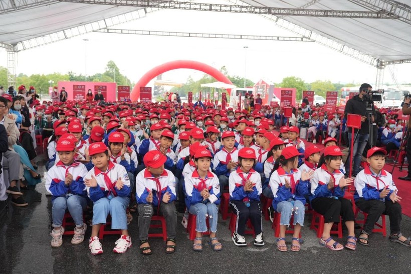 Hơn 1000 học sinh các trường tiểu học tại Bắc Ninh tham dự buổi mít tinh.