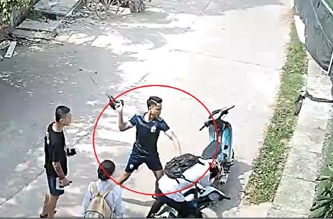 Hình ảnh học sinh Trường THPT Phương Sơn bị hành hung được camera an ninh ghi lại 