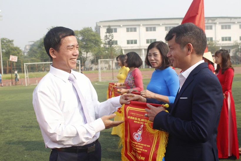 Lãnh đạo thành phố Từ Sơn trao cờ lưu niệm và động viên các đội tham dự.