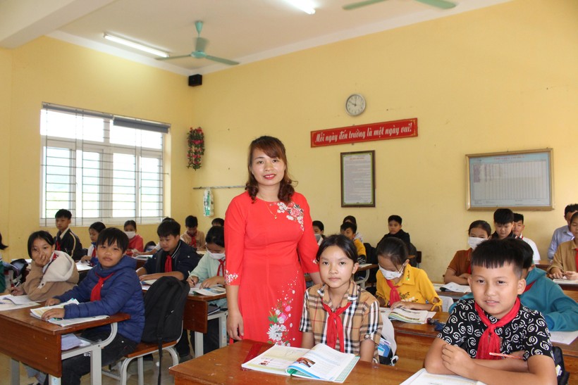 Cô giáo Đinh Thúy Hoàn trong giờ lên lớp với học sinh môn Lịch sử.