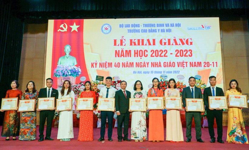 Trường Cao đẳng Y Hà Nội trao khen thưởng các tập thể, cá nhân đạt thành tích xuất sắc.