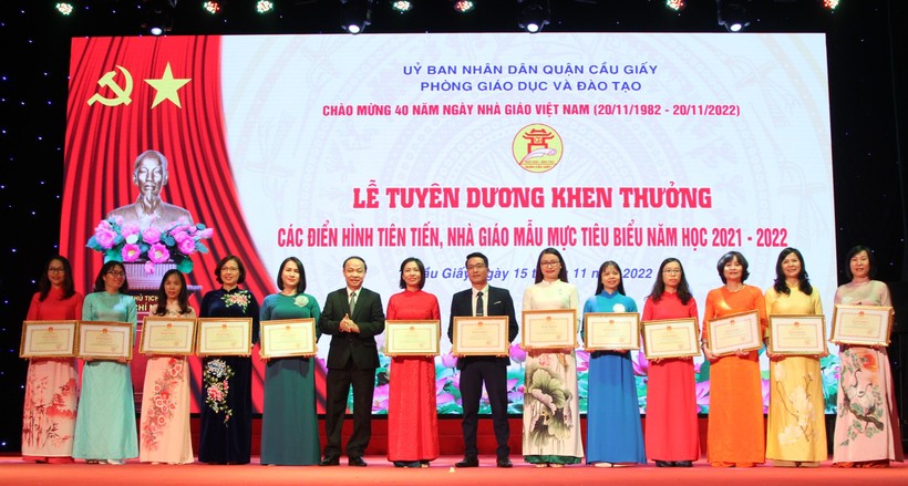 Nguyễn Quang Tuấn, Phó Giám đốc Sở GD&ĐT Hà Nội trao khen thưởng cho cán bộ, giáo viên quận Cầu Giấy.