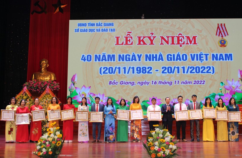 Phó Chủ tịch Thường trực UBND tỉnh Bắc Giang trao Bằng khen của Chủ tịch UBND tỉnh cho các giáo viên tiêu biểu. 