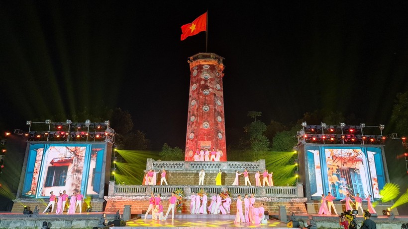 Hình ảnh tại lễ kỷ niệm 200 năm thành cổ Sơn Tây (Hà Nội).